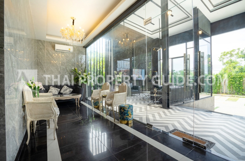 Condominium in Chaengwattana (near Nichada Thani) 