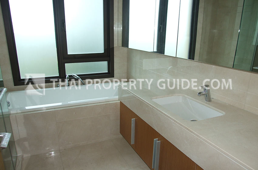 Condominium in Ploenchit 