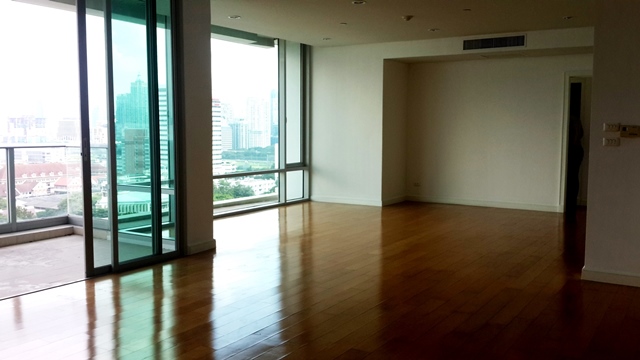 Condominium in Ploenchit 