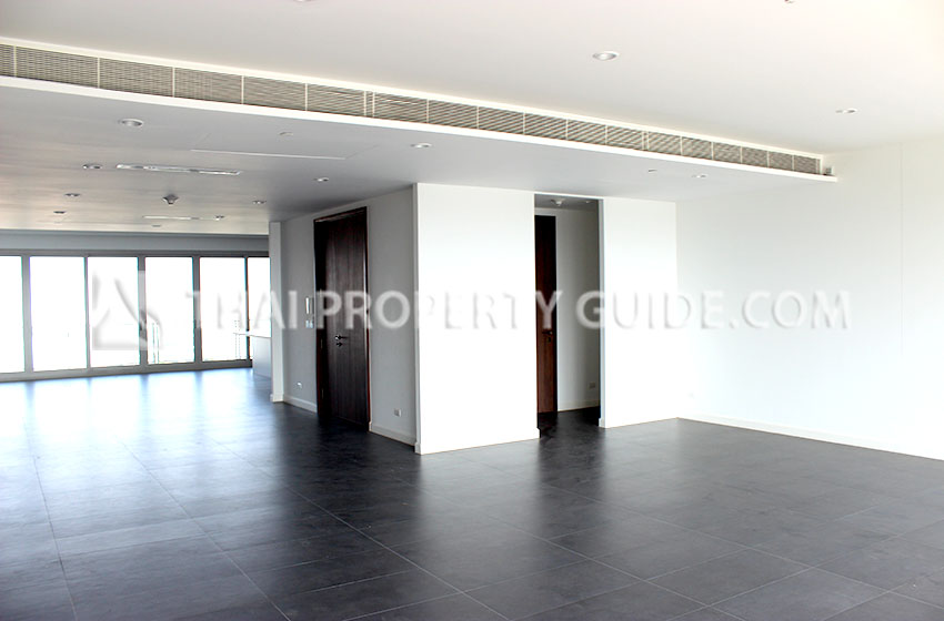 Condominium in Ploenchit 