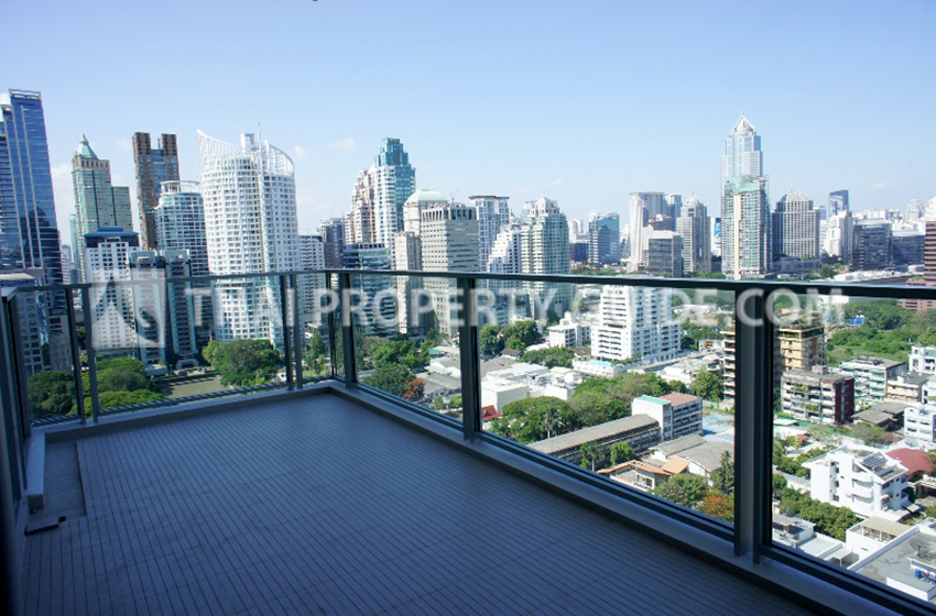 Condominium in Ploenchit 