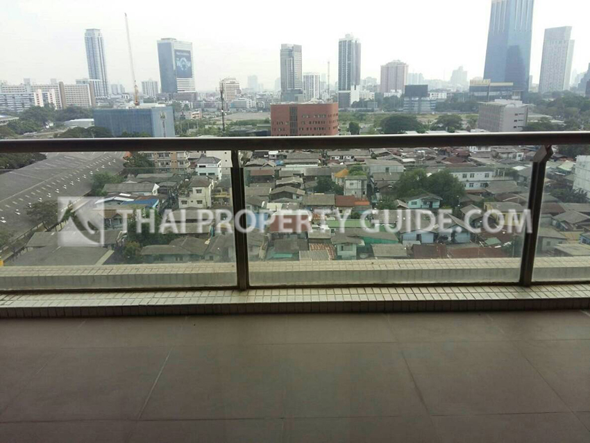 Condominium in Ploenchit 