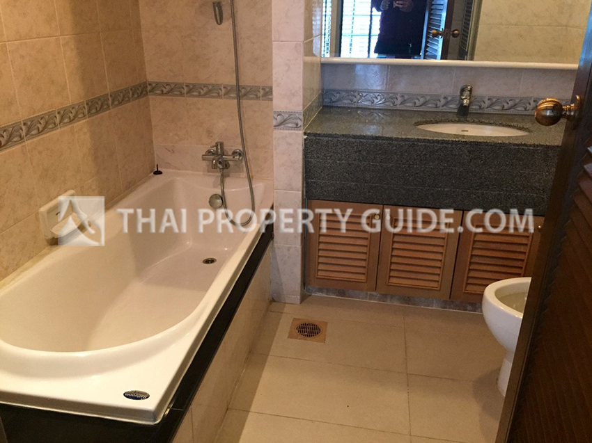 Condominium in Ploenchit 