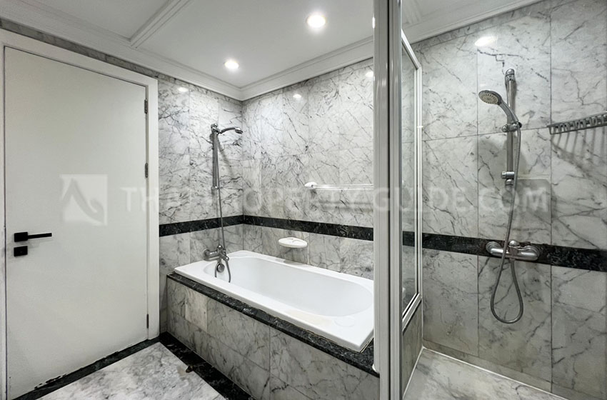 Condominium in Ploenchit 
