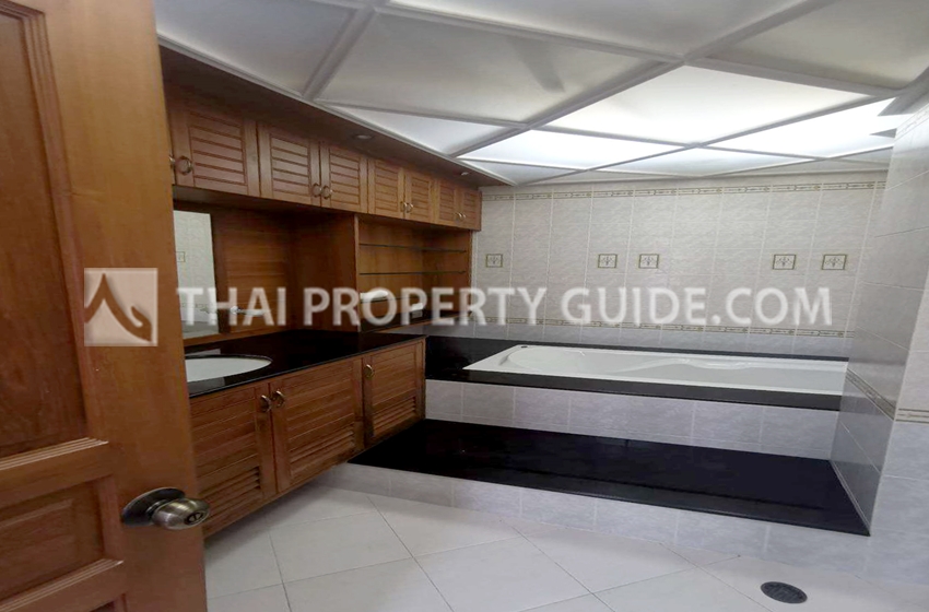 Condominium in Ploenchit 