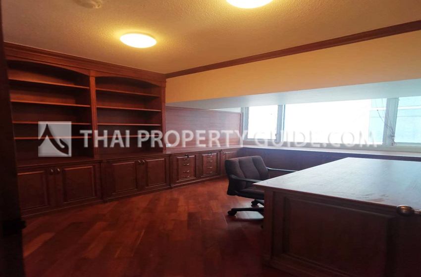 Condominium in Ploenchit 