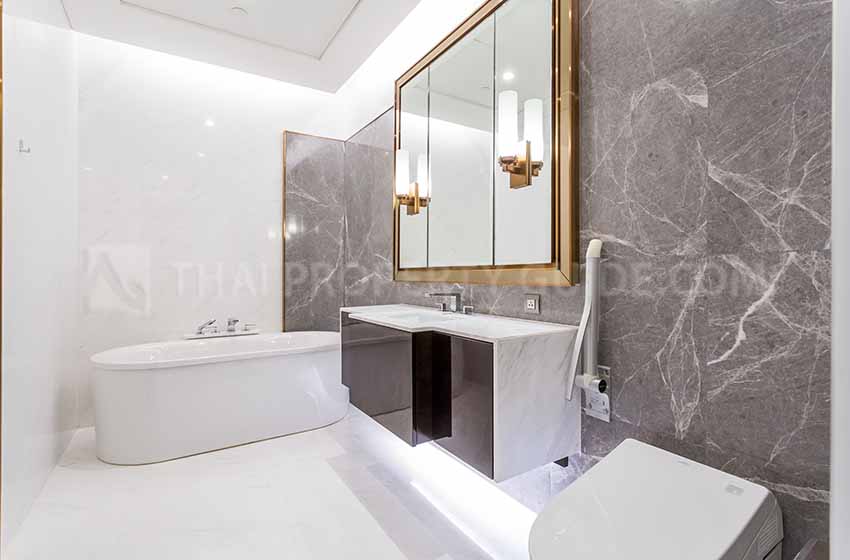 Condominium in Ploenchit 