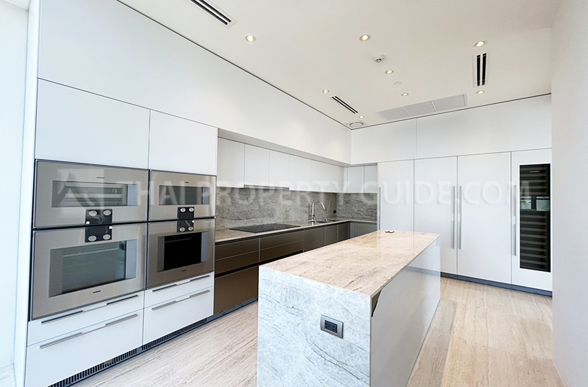 Condominium in Ploenchit 