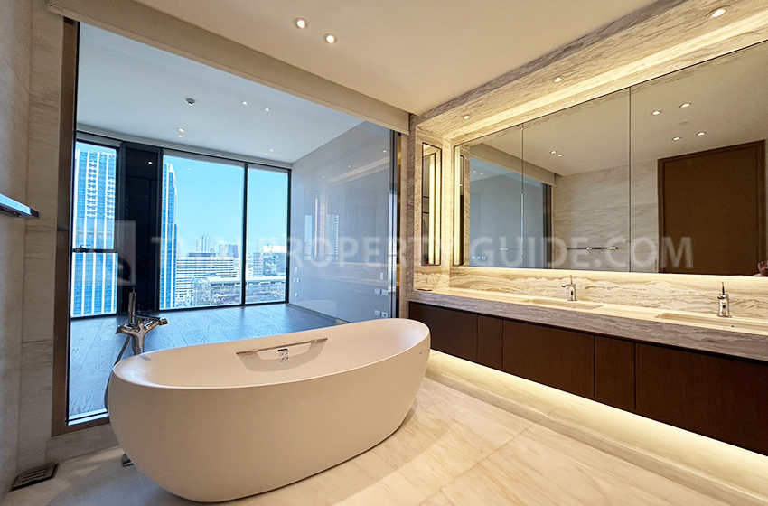 Condominium in Ploenchit 