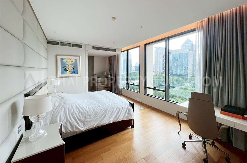 Condominium in Ploenchit 