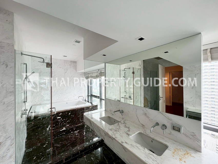 Condominium in Sukhumvit : Le Raffine 39 