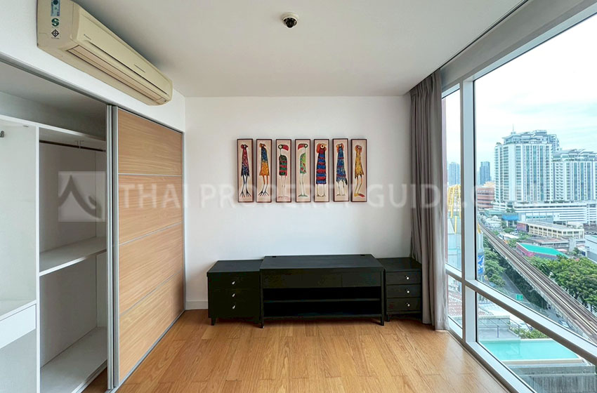 Condominium in Sukhumvit : FullerTon Condominium 