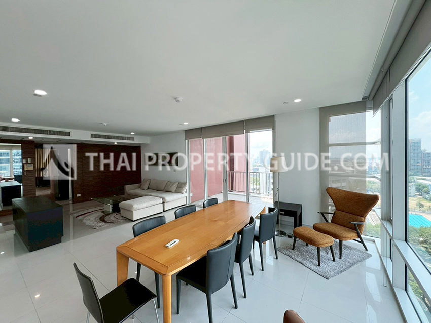 Condominium in Sukhumvit : FullerTon Condominium 