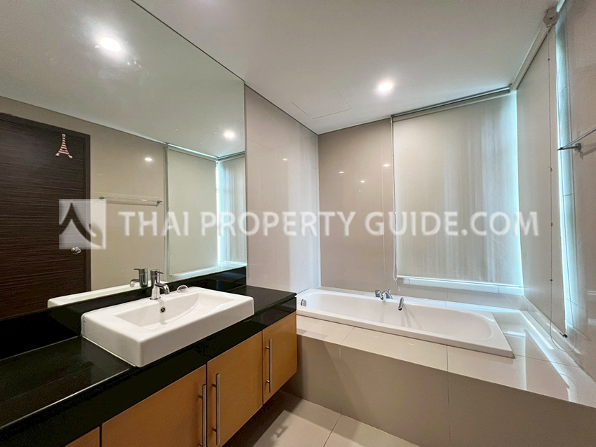 Condominium in Sukhumvit : FullerTon Condominium 