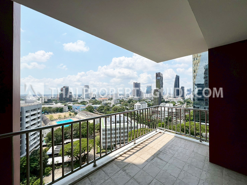 Condominium in Sukhumvit : FullerTon Condominium 