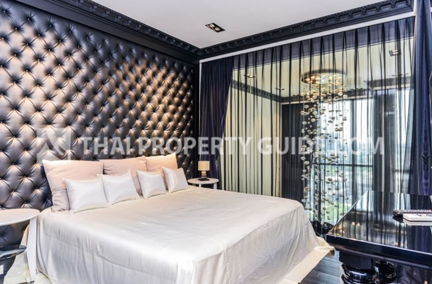 Condominium in Sukhumvit : The Emporio Place 