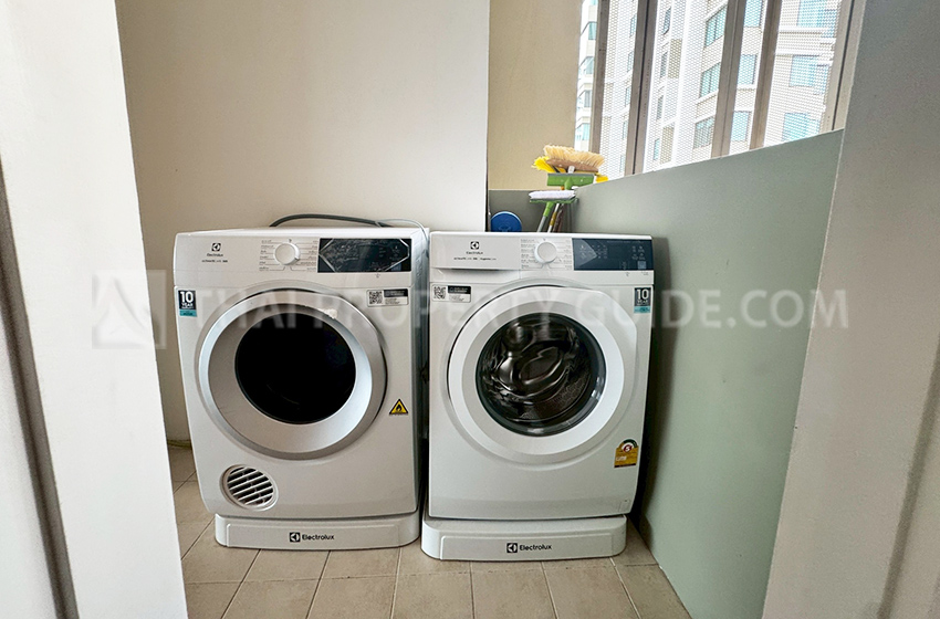 Condominium in Sukhumvit : The Emporio Place 