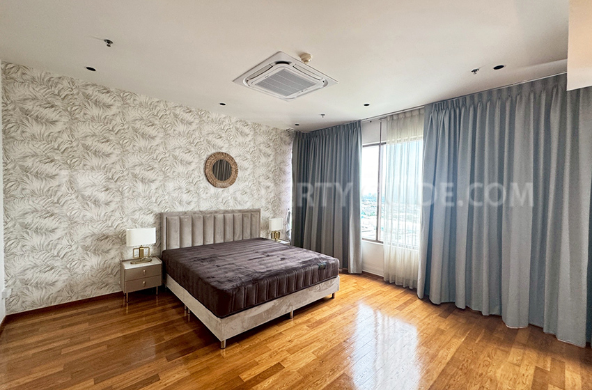 Condominium in Sukhumvit : The Emporio Place 
