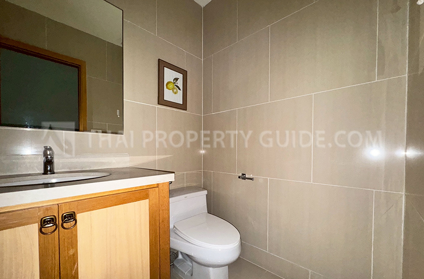 Condominium in Sukhumvit : The Emporio Place 