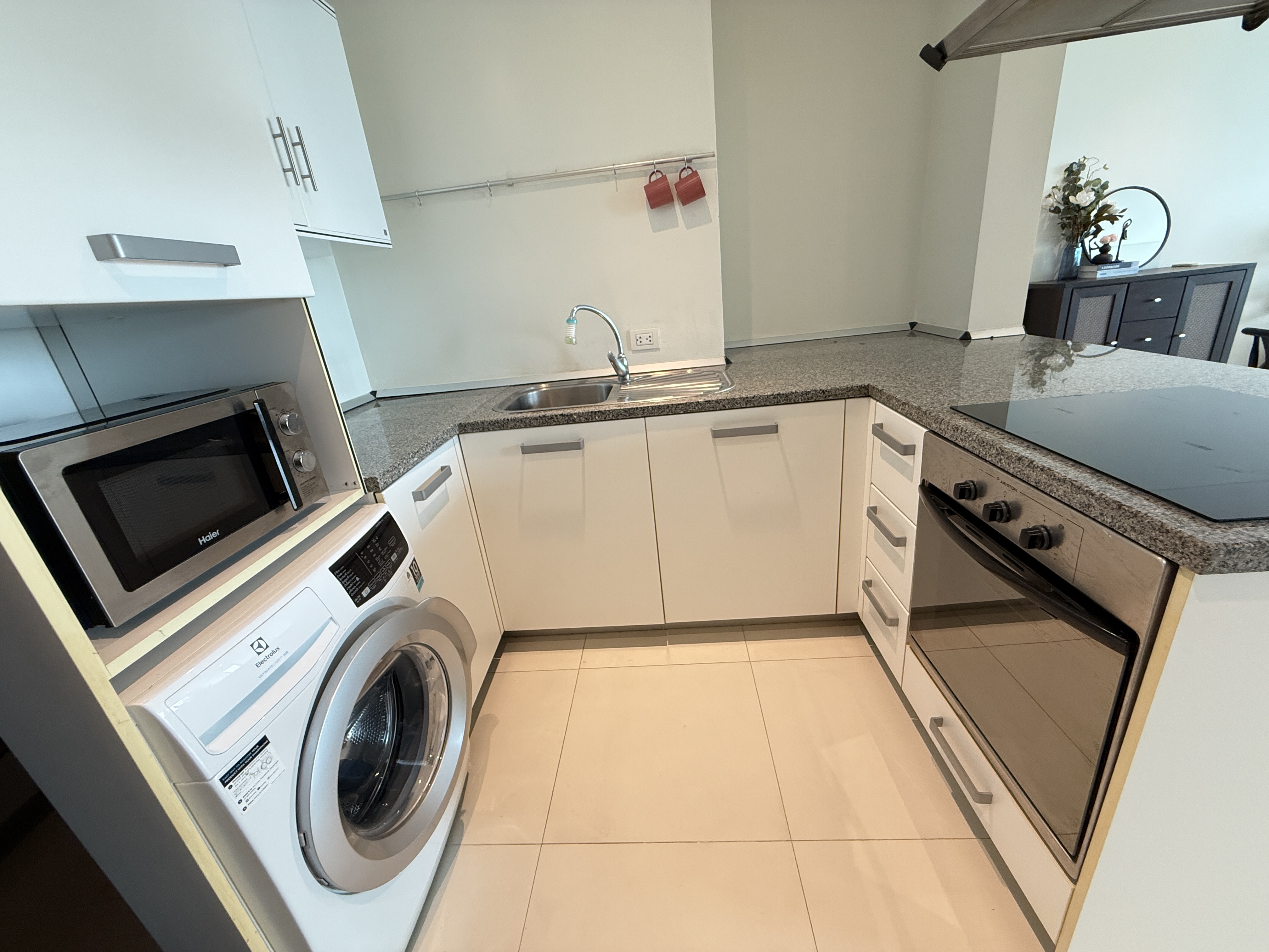 Condominium in Sukhumvit : FullerTon Condominium 