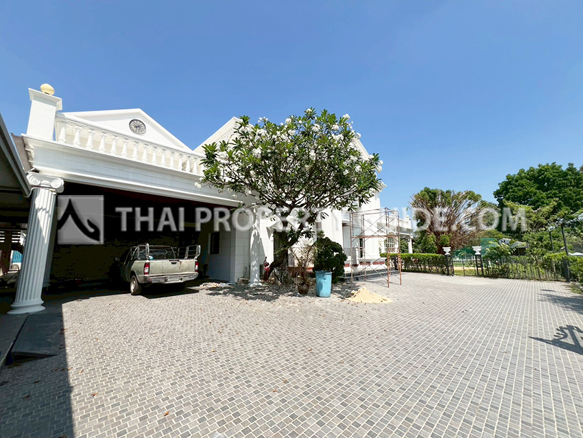 House with Private Pool in Bangnatrad 