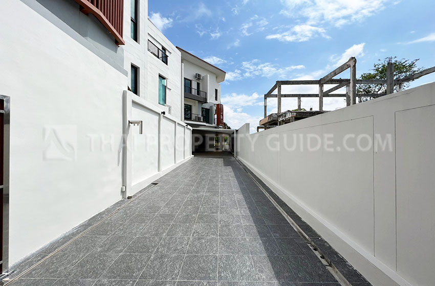 House with Private Pool in Bangnatrad 
