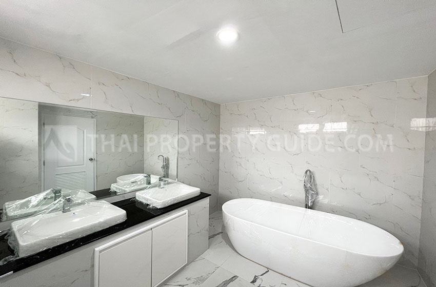 House with Private Pool in Bangnatrad 