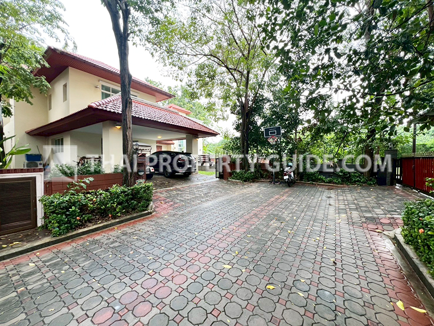 House with Private Pool in Nichada Thani 