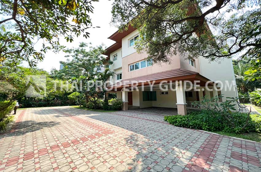 House with Private Pool in Nichada Thani 