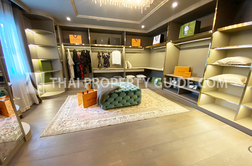 House with Private Pool in Nichada Thani 