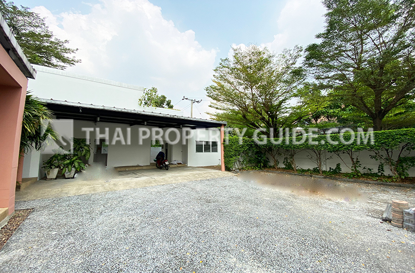 House with Private Pool in New Petchburi 