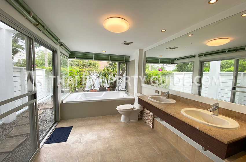 House with Private Pool in New Petchburi 