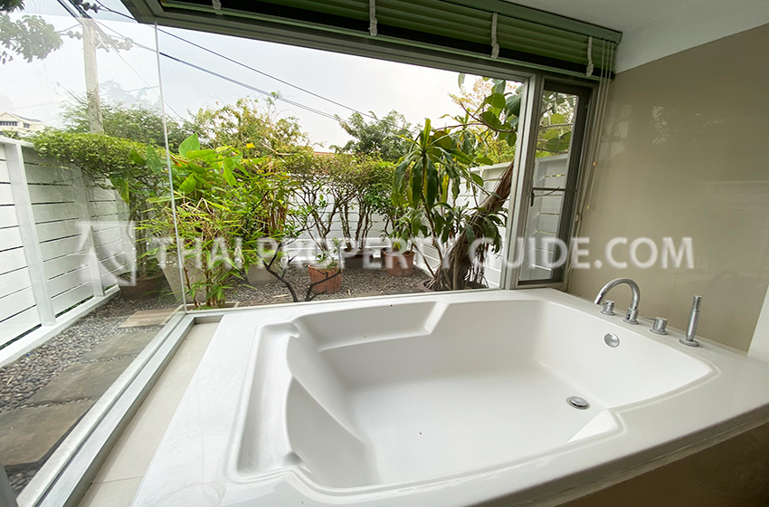 House with Private Pool in New Petchburi 