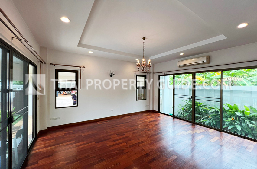 House with Private Pool in New Petchburi 