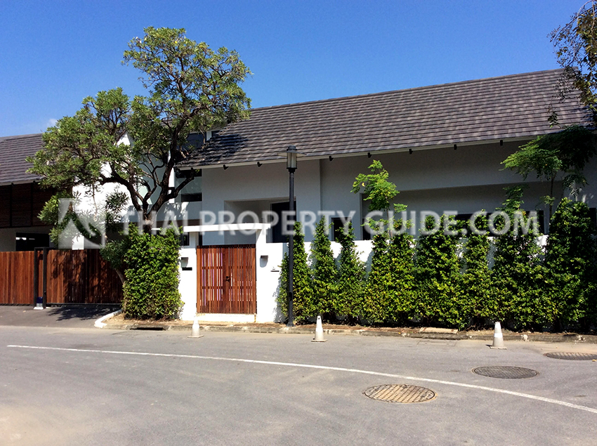 House with Private Pool in Rama 9 