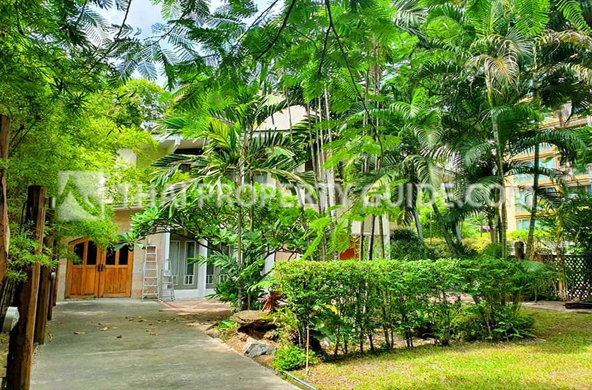 House with Private Pool in Sukhumvit 