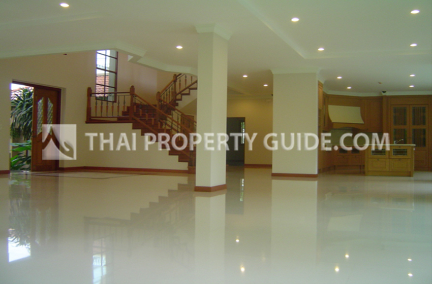 House with Private Pool in Sukhumvit 