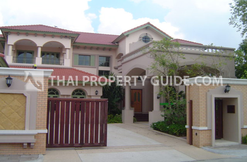 House with Private Pool in Sukhumvit 