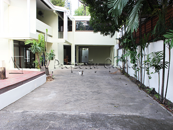 House with Private Pool in Sukhumvit 