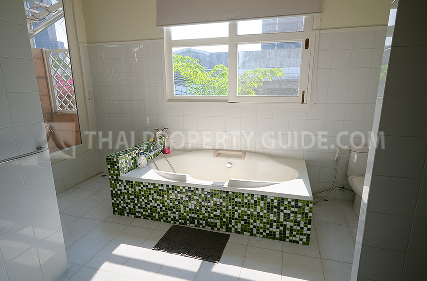House with Private Pool in Sukhumvit 