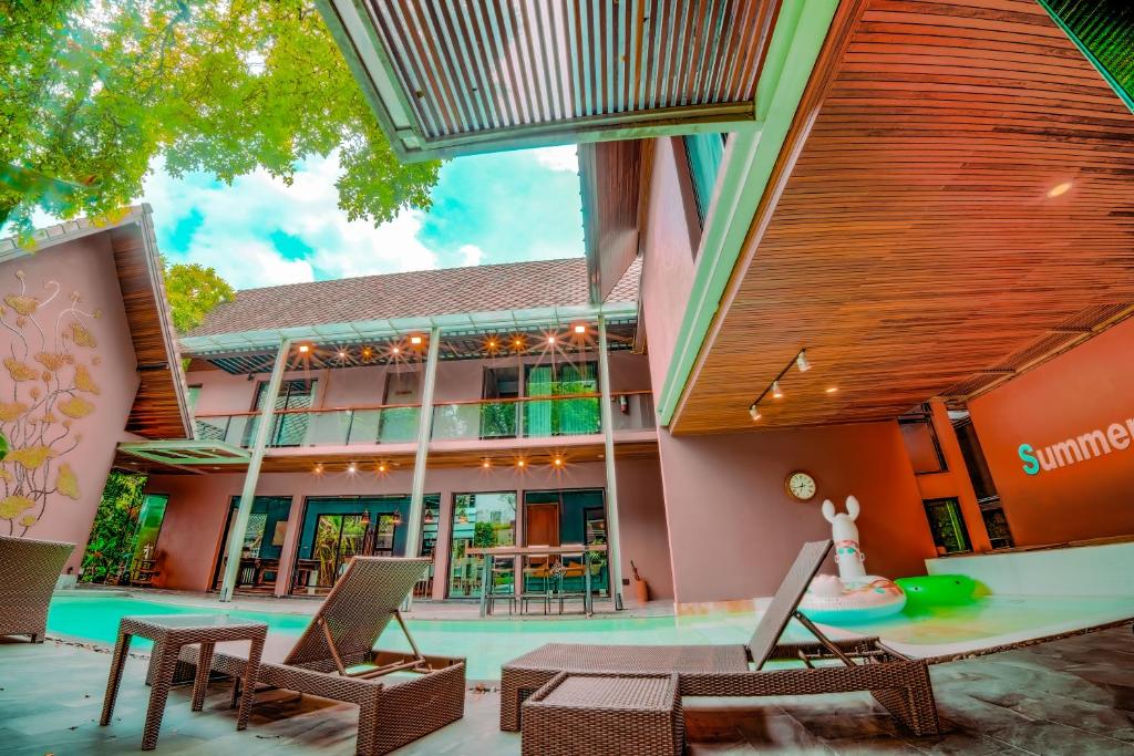 House with Private Pool in Sukhumvit 