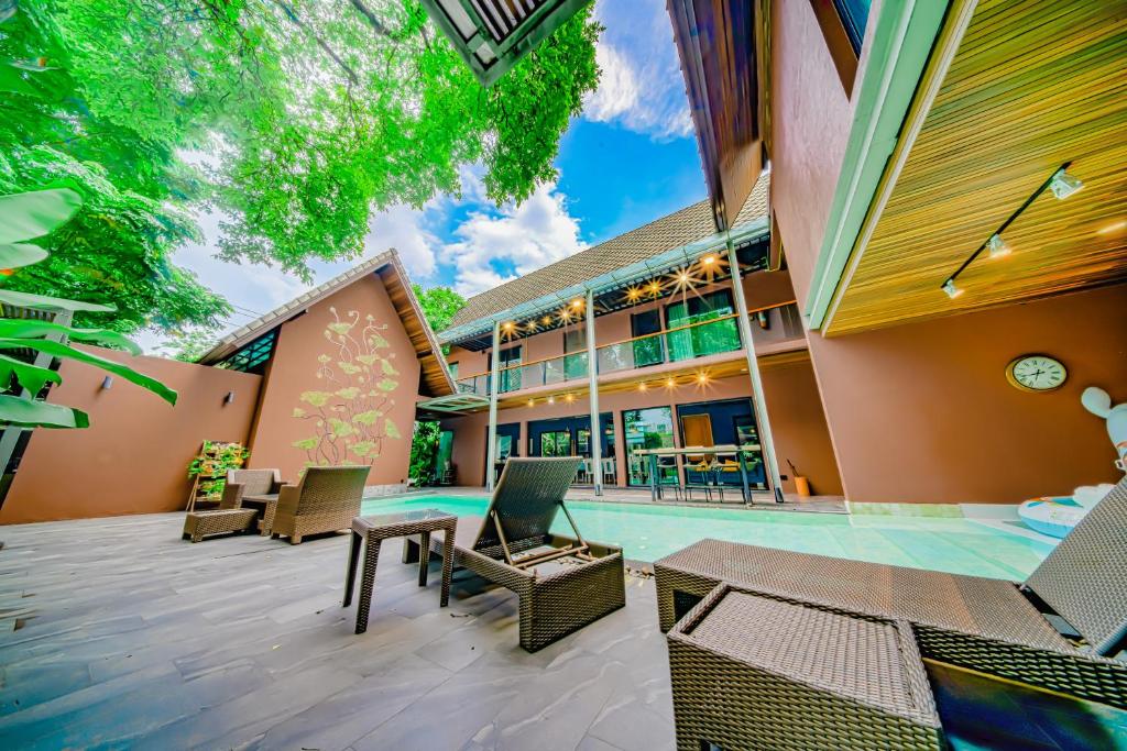 House with Private Pool in Sukhumvit 