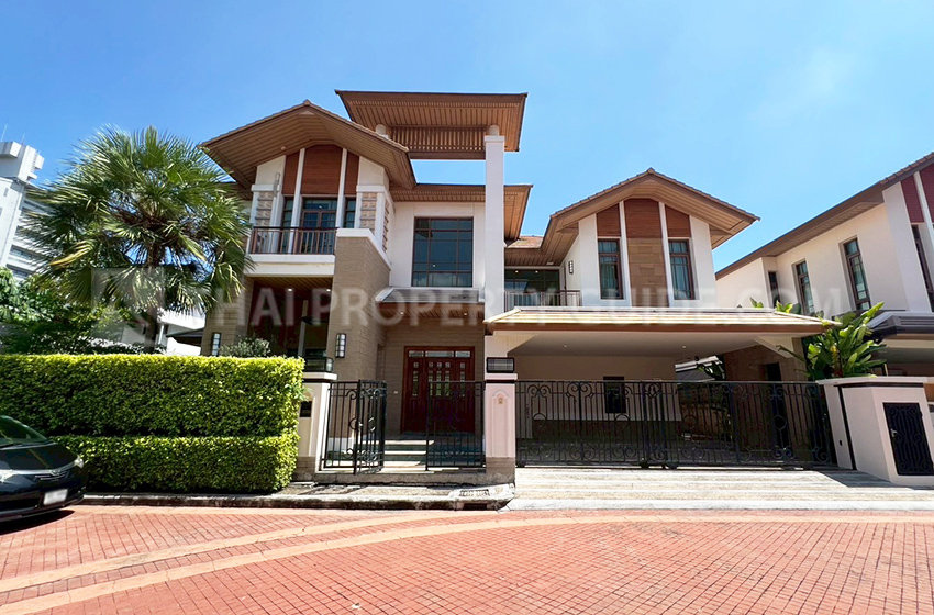 House with Private Pool in Sukhumvit 