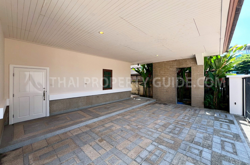House with Private Pool in Sukhumvit 