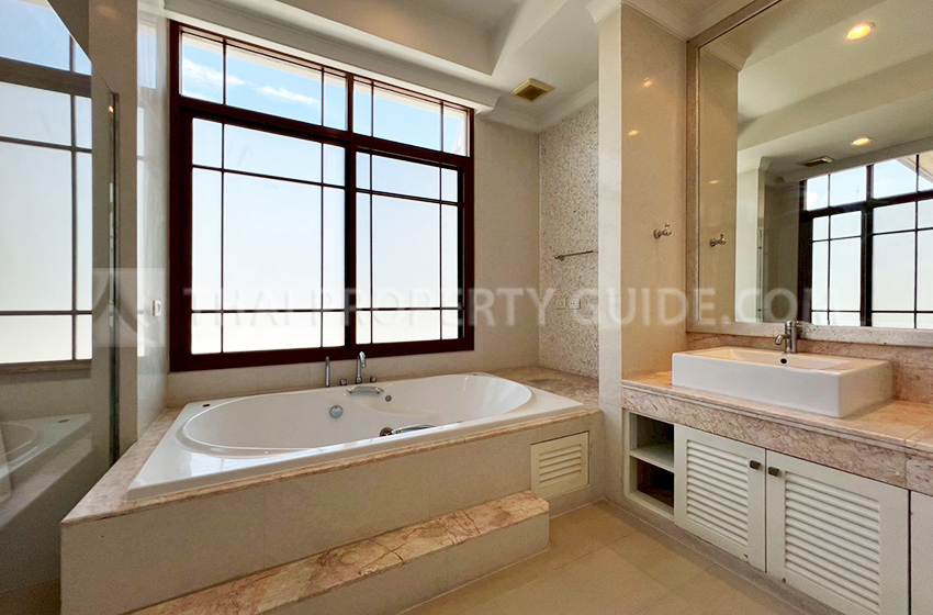 House with Private Pool in Sukhumvit 