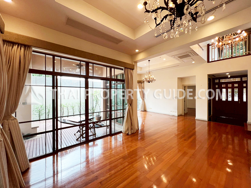 House with Private Pool in Sukhumvit 
