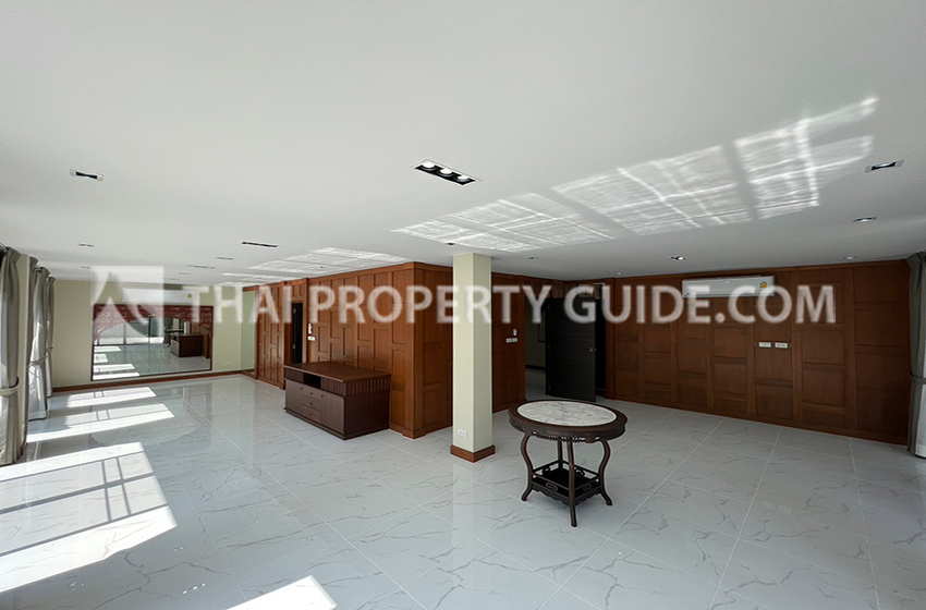 House with Private Pool in Sukhumvit 