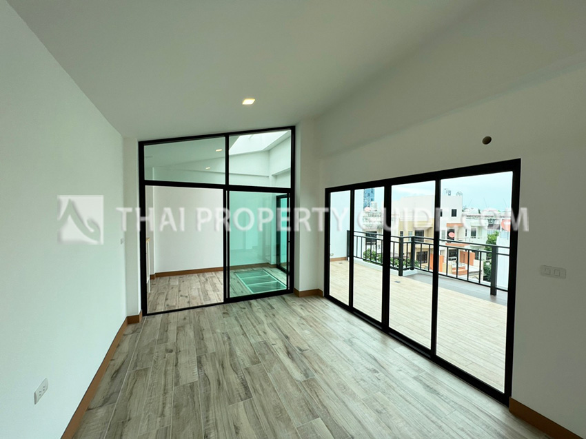 House with Private Pool in Sukhumvit 