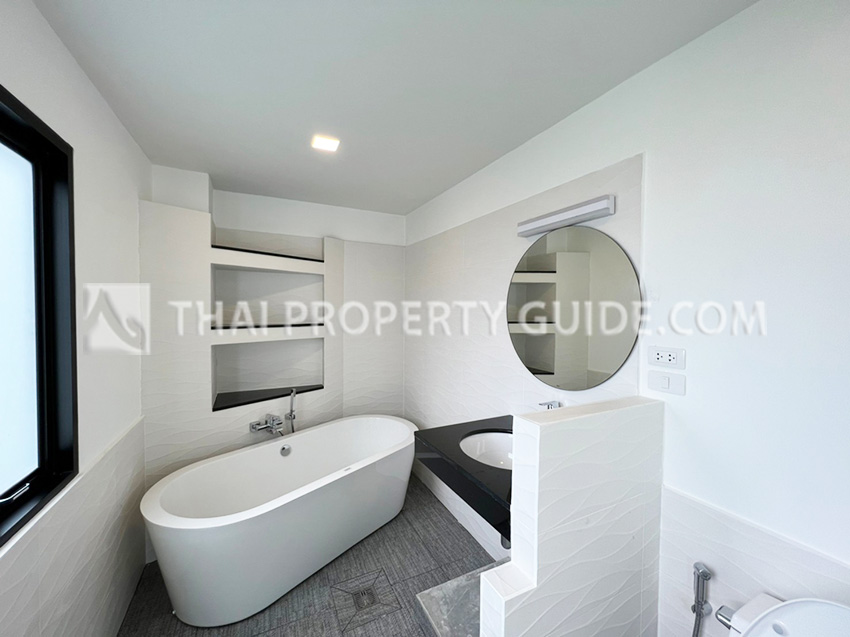 House with Private Pool in Sukhumvit 