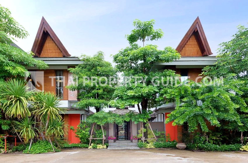House with Private Pool in Sukhumvit 